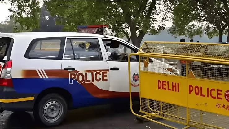 जहांगीरपुरी में एक करोड़ की चांदी की लूट, थाने के सामने कर्मचारी पर हमला