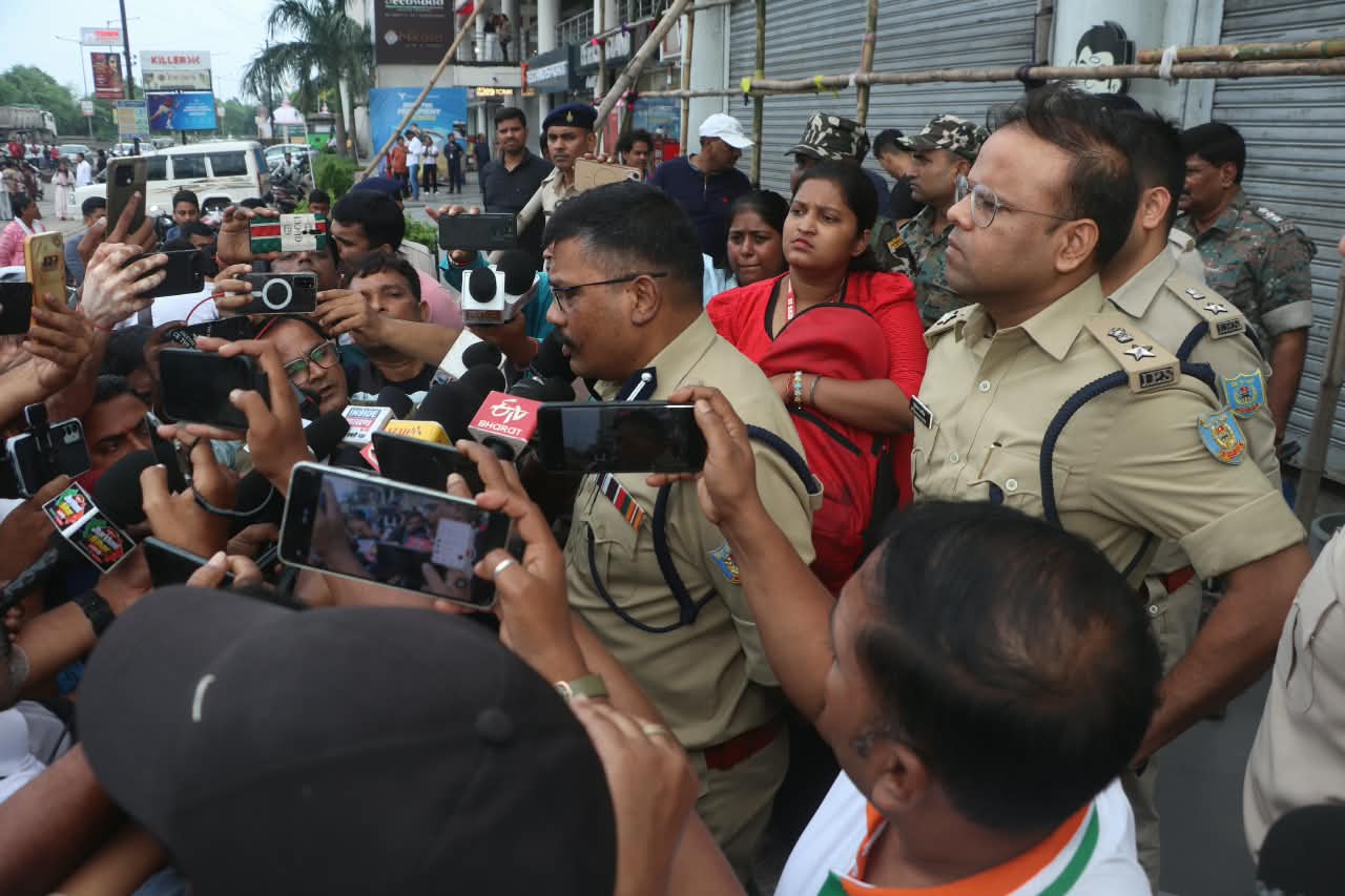 Jamshedpur Firing: बिंदल मॉल के रेस्टोरेंट में 11 राउंड फायरिंग, CCTV से हमलावरों की पहचान,डोबो के रास्ते चांडिल भागे