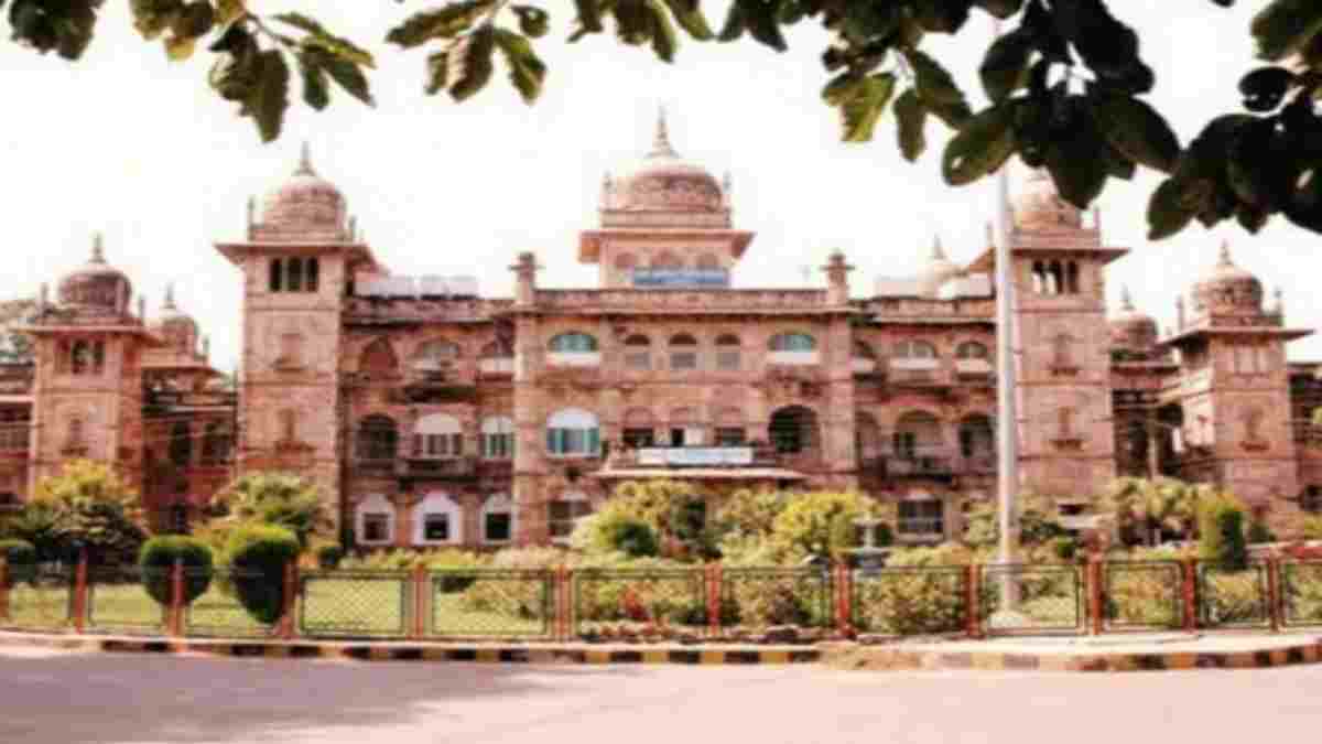जयारोग्य अस्पताल में डॉक्टरों का प्रदर्शन: मारपीट के विरोध में OPD बंद, अनिश्चितकालीन हड़ताल की दी चेतावनी