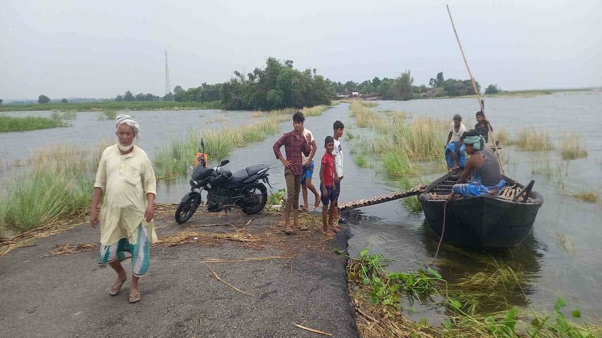 Sahibganj Flood: बिहार-झारखंड सीमा पर 500 मीटर सड़क डूबी, नाव के सहारे आवागमन, 5 मिनट का रास्ता तय करने में लग रहा एक घंटा