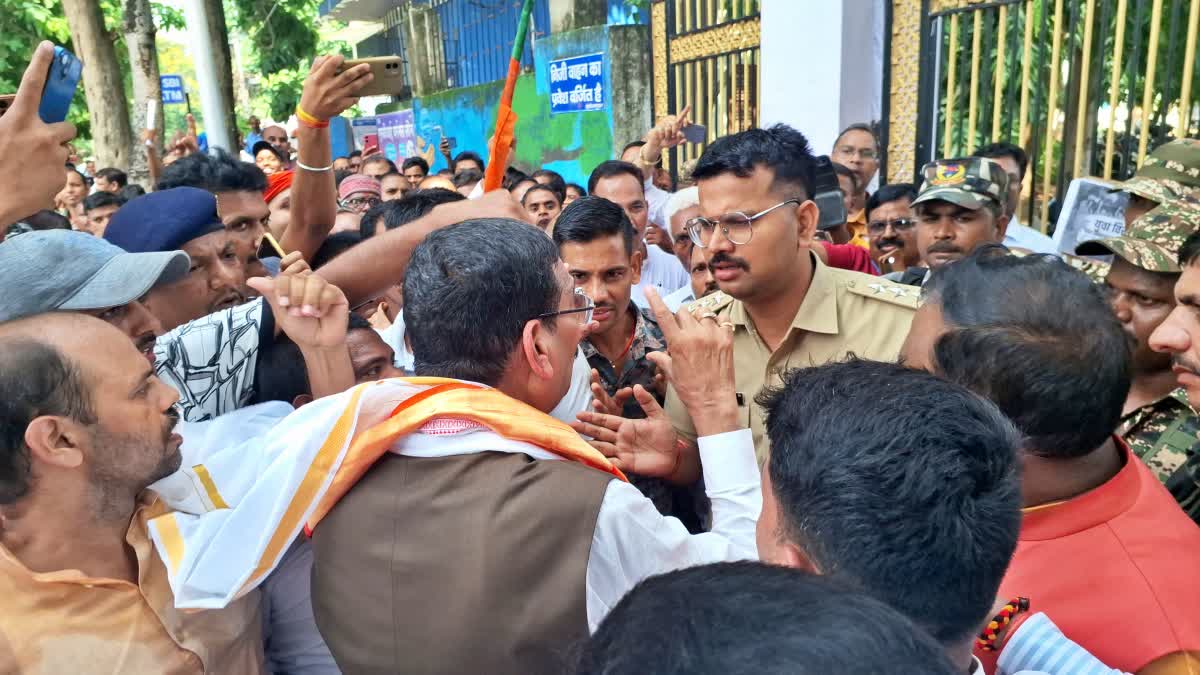 JPSC-JSSC धांधली के खिलाफ BJP का प्रदर्शन : पलामू में पूर्व सांसद और SDPO के बीच तीखी बहस, बोकारो-कोडरमा में भी गरजे नेता