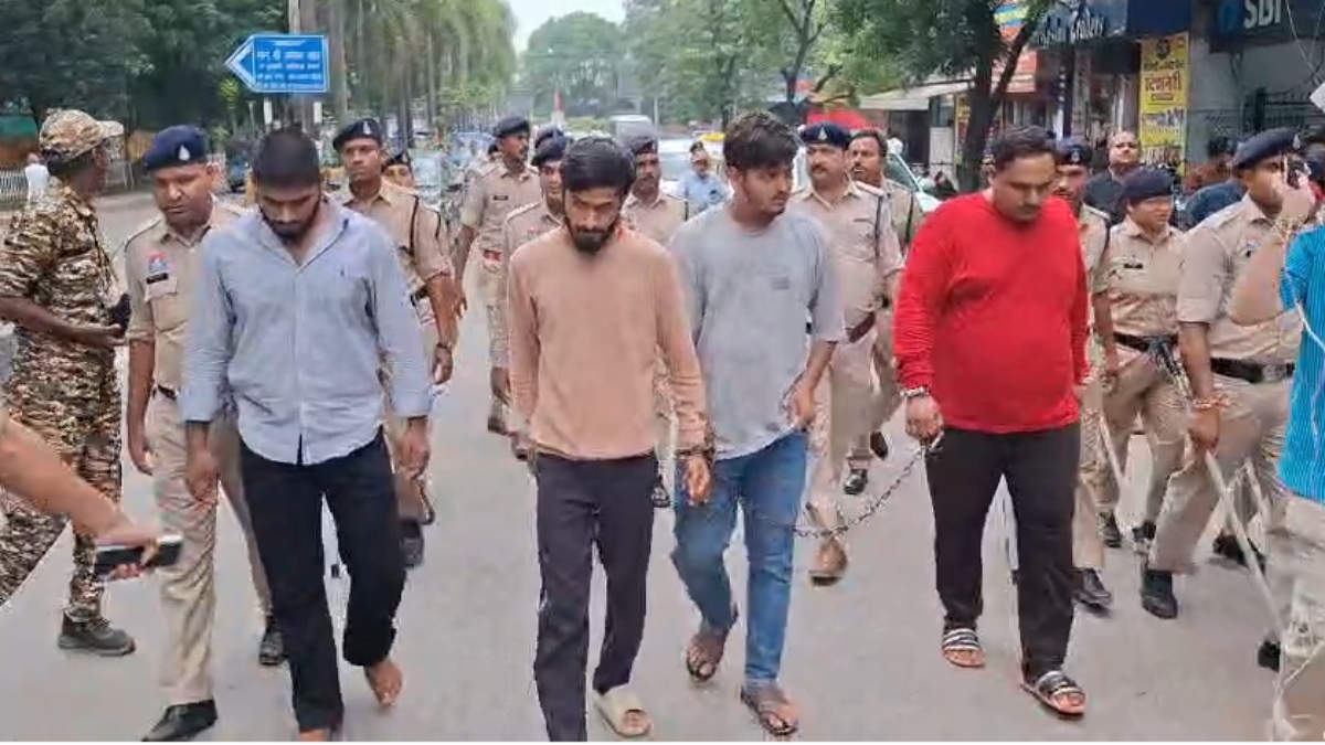 दो पक्षों में विवाद-बवाल और पथराव का मामला: पुलिस ने 4 आरोपी को गिरफ्तार कर निकाला जुलूस, देखें वीडियो
