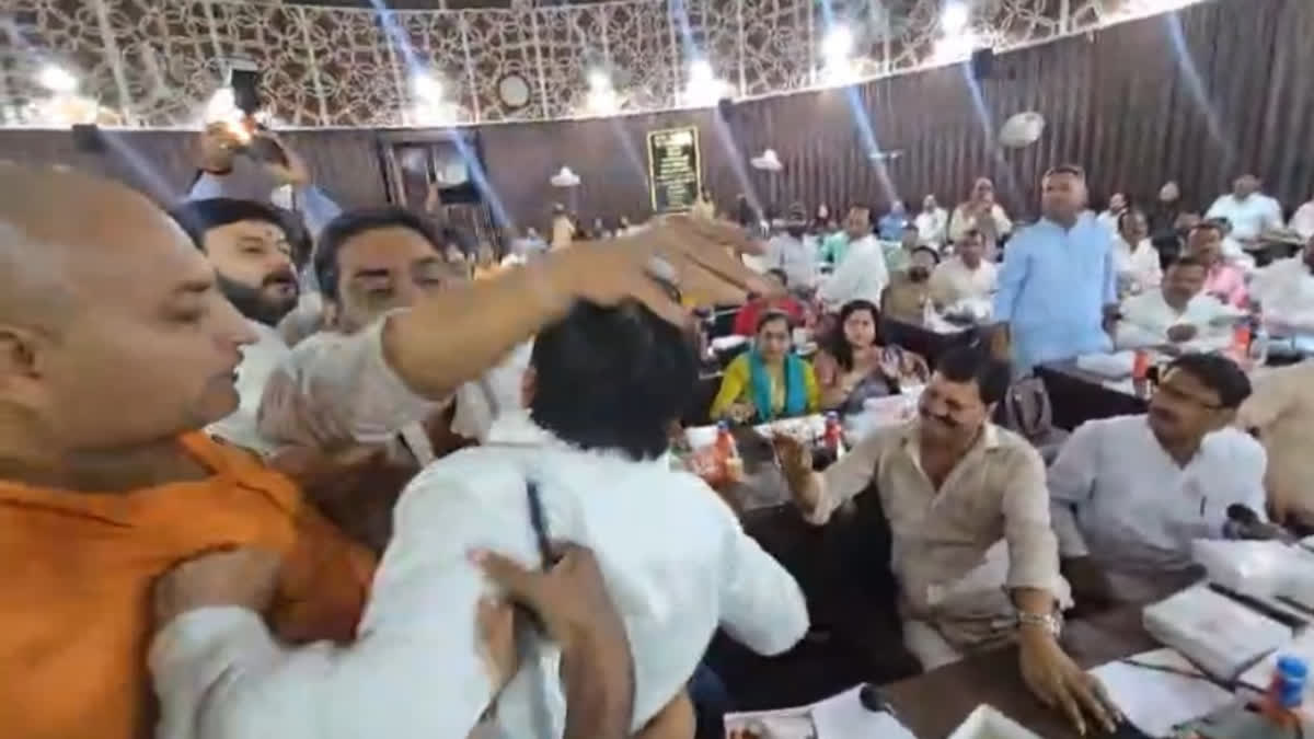 नगर निगम या कुश्ती का मैदान? बीजेपी-सपा पार्षदों में जमकर हाथापाई, फिर यूं चुने गए 6 सदस्य