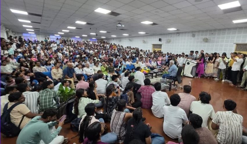 जब BHU पहुंचे अभिनेता संजय मिश्रा: छात्रों को दिया जिंदगी जीतने का ‘सुपरहिट’ फॉर्मूला, बोले- हार से मत डरो