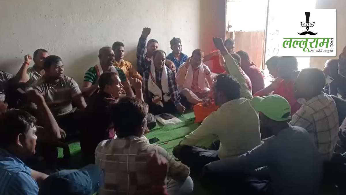 SECL की जनसुनवाई से पहले ग्रामीणों ने खोला मोर्चा: 1963-64 में अधिग्रहित जमीन का अब तक नहीं मिला मुआवजा, कलेक्टर को सौंपा ज्ञापन