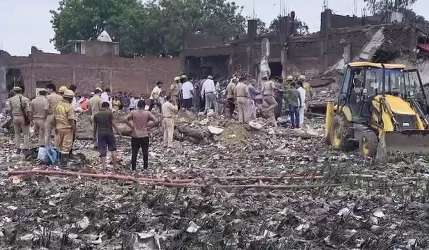 लापरवाही बर्दाश्त नहीं! कौशाम्बी हादसे के बाद डीएम का हंटर, एक झटके में 9 राजस्व कर्मी निलंबित, फायर अफसरों पर भी गिरी गाज