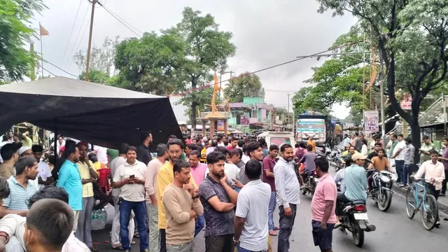 धूल से परेशान बालूमाथ के लोगों का फूटा गुस्सा : बाजार बंद कर सड़क पर उतरे ग्रामीण, बारिश में भी छाता लेकर डटे रहे