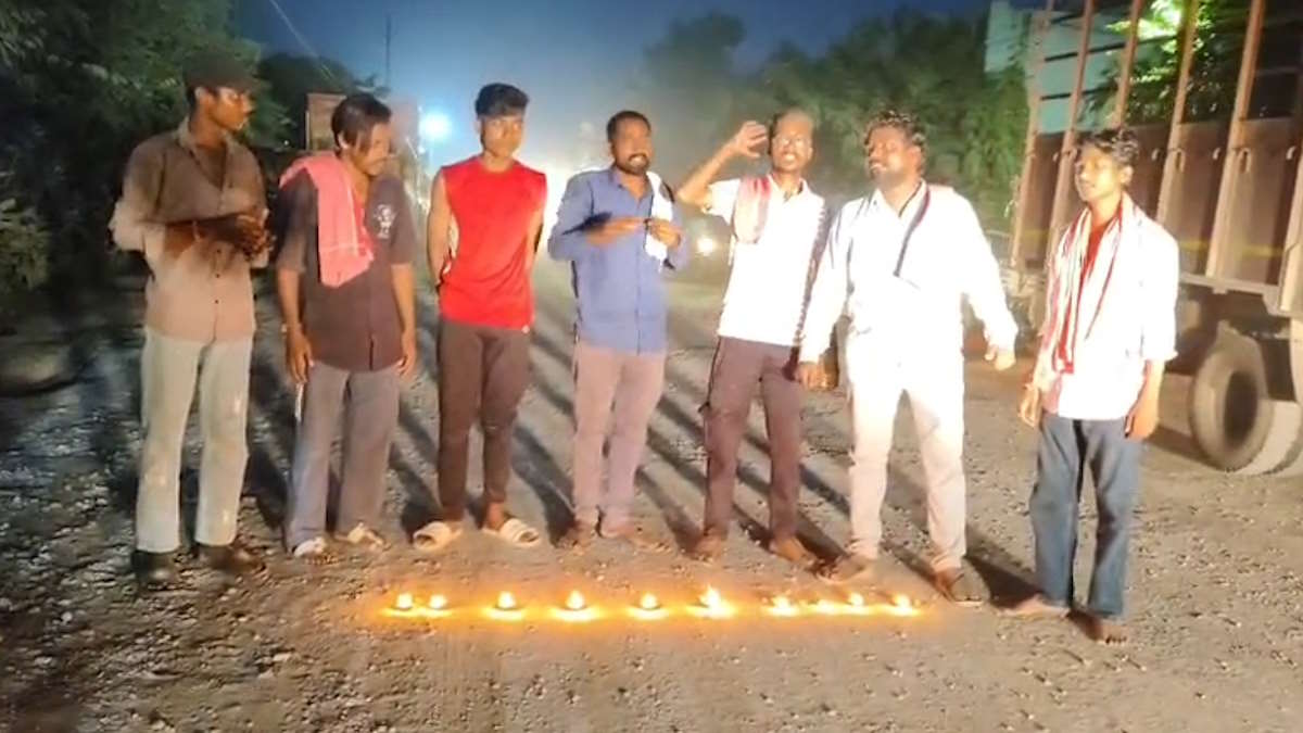 गड्ढों से पटे पड़े सड़क पर दीए जलाकर किया अनोखा प्रदर्शन, आम जनता के गुस्से का किया इजहार…