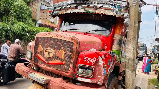 लोहरदगा में बेकाबू ट्रक का तांडव, कई बिजली पोल तोड़े, डेढ़ KM तक सड़क पर घसीटता रहा पोल