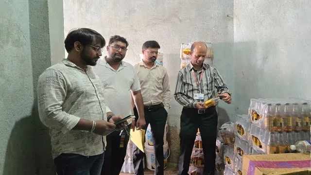 त्योहारों से पहले लोहरदगा में खाद्य विभाग की बड़ी कार्रवाई, कई दुकानों और गोदामों में छापेमारी