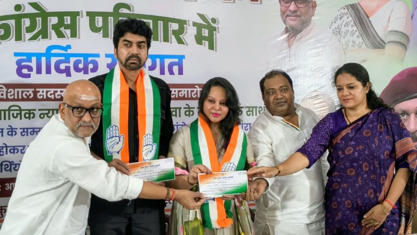 कांग्रेस खेमे में बड़ा सियासी ‘सरप्राइज’! पूर्व IAS डॉ. राकेश वर्मा और अभिनेत्री फिरदौस बानो ने थामा हाथ