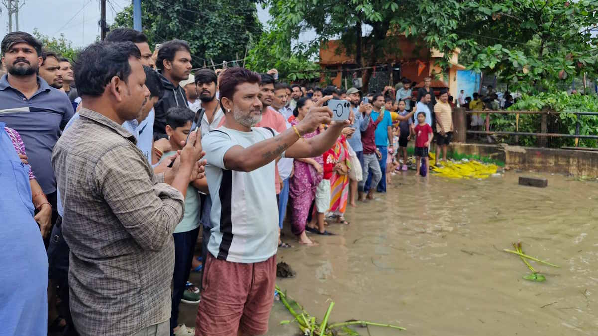 रायपुर-अमलेश्वर मार्ग बंद! खारुन पुल में 2 फीट पानी, जान जोखिम डालकर सेल्फी ले रहे लोग…
