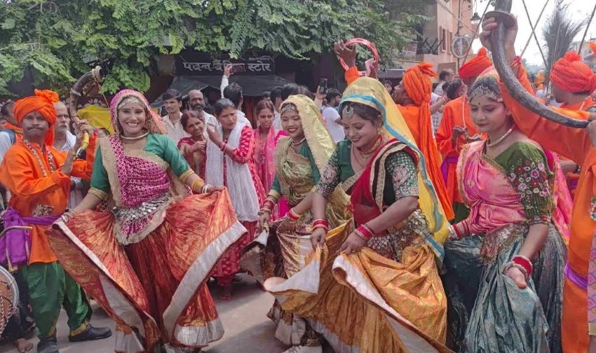 कान्हा के रंग में रंगी ब्रजभूमि! जन्मोत्सव पर सड़कों पर उतरी भव्य शोभायात्रा, कलाकारों की प्रस्तुति देख थमीं निगाहें