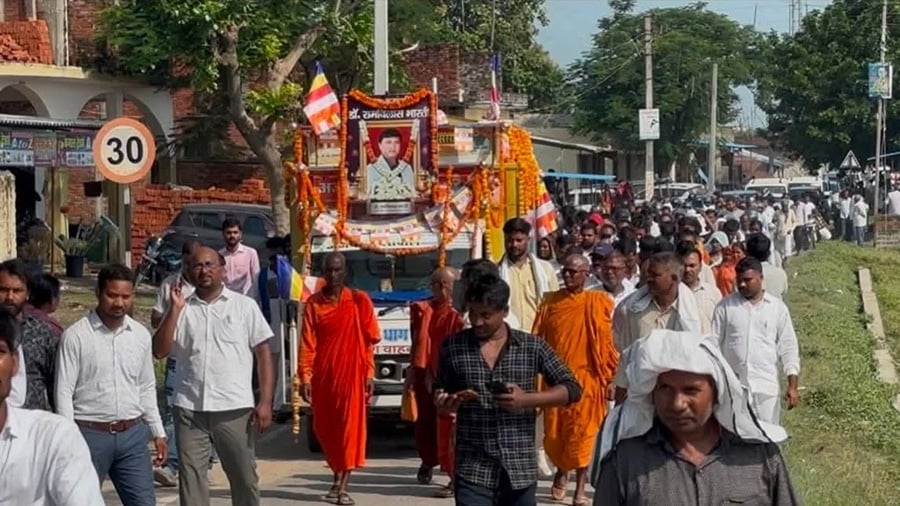 दर्दनाक मंजर: एक साथ निकलीं तीन लाशें, शिक्षक के आखिरी सफर में उमड़ा सैलाब, हर आंख हुई नम