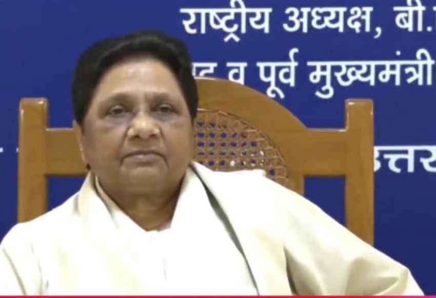 मायावती का अखिलेश यादव पर तंज, बोलीं- वोटों के लिए गिरगिट की तरह रंग बदल रही सपा