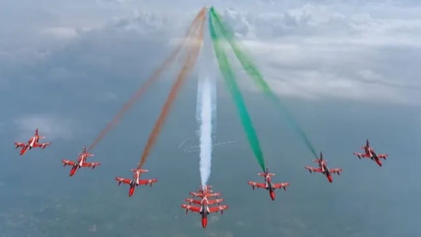 आसमान चीरते लड़ाकू विमान, थम जाएंगी सांसें: मेरठ में पहली बार ‘सूर्य किरण’ का रोंगटे खड़े करने वाला शो
