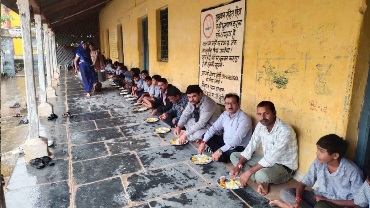फिर याद आया बचपन: स्कूल निरीक्षण में पहुंचे नगर पालिका अध्यक्ष ने बच्चों संग किया मध्यान्ह भोजन…