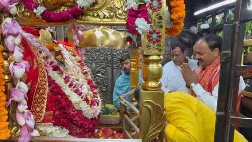 माँ विंध्यवासिनी के शरण में डिप्टी CM केशव मौर्य: दर्शन-पूजन के बाद भरी हुंकार, बोले-“2027 में बनेगी BJP की पूर्ण बहुमत सरकार”