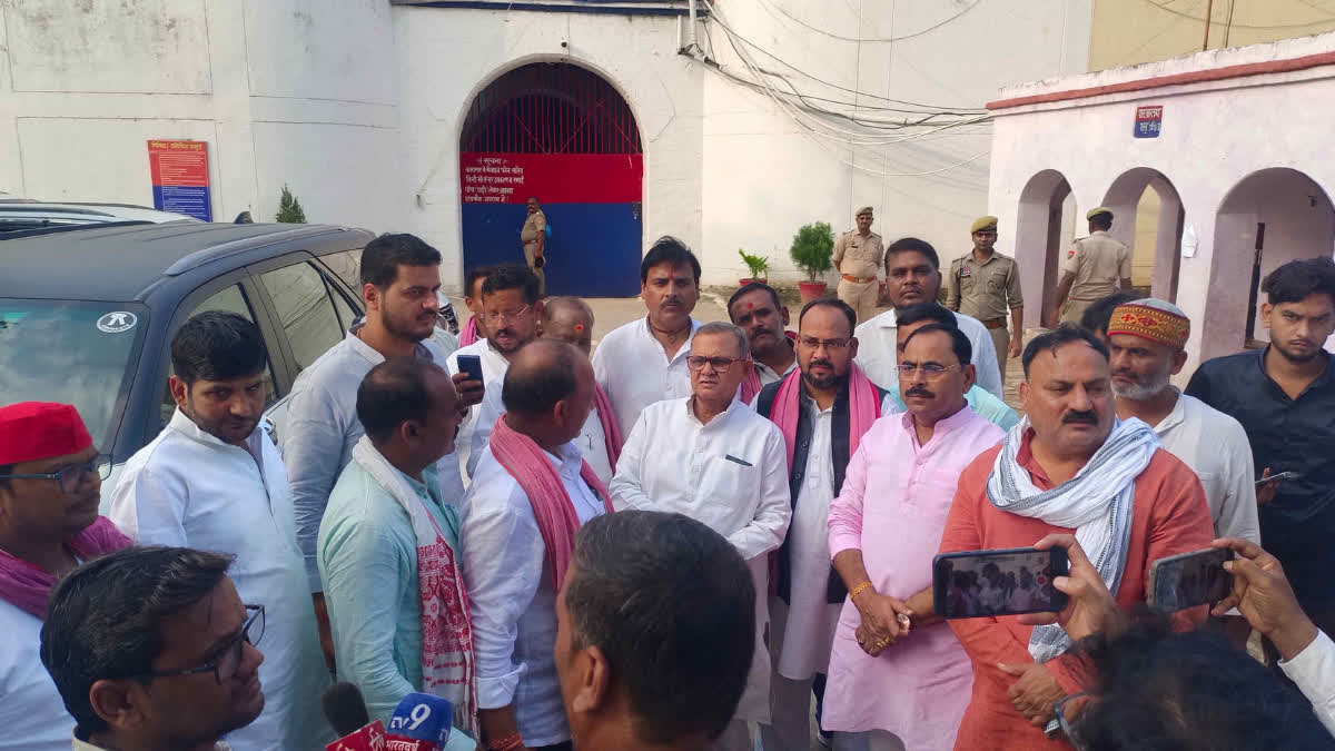 मिर्जापुर जेल पहुंचे सपा सांसद सनातन पांडेय: अवनीश मिश्रा की गिरफ्तारी को बताया BJP विधायक का षड्यंत्र