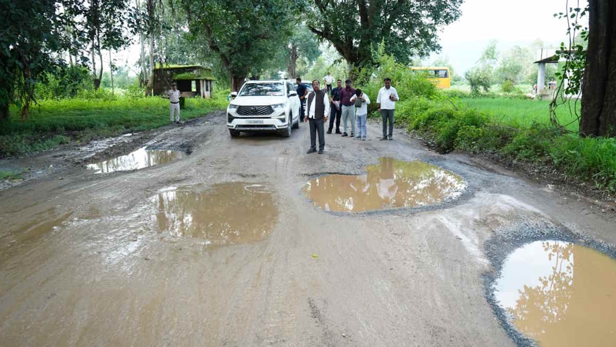 खस्ताहाल सड़क के कारण कार्यक्रम में दो घंटे देर से पहुंचे मंत्री, जिम्मेदारों के खिलाफ कार्रवाई के दिए निर्देश…