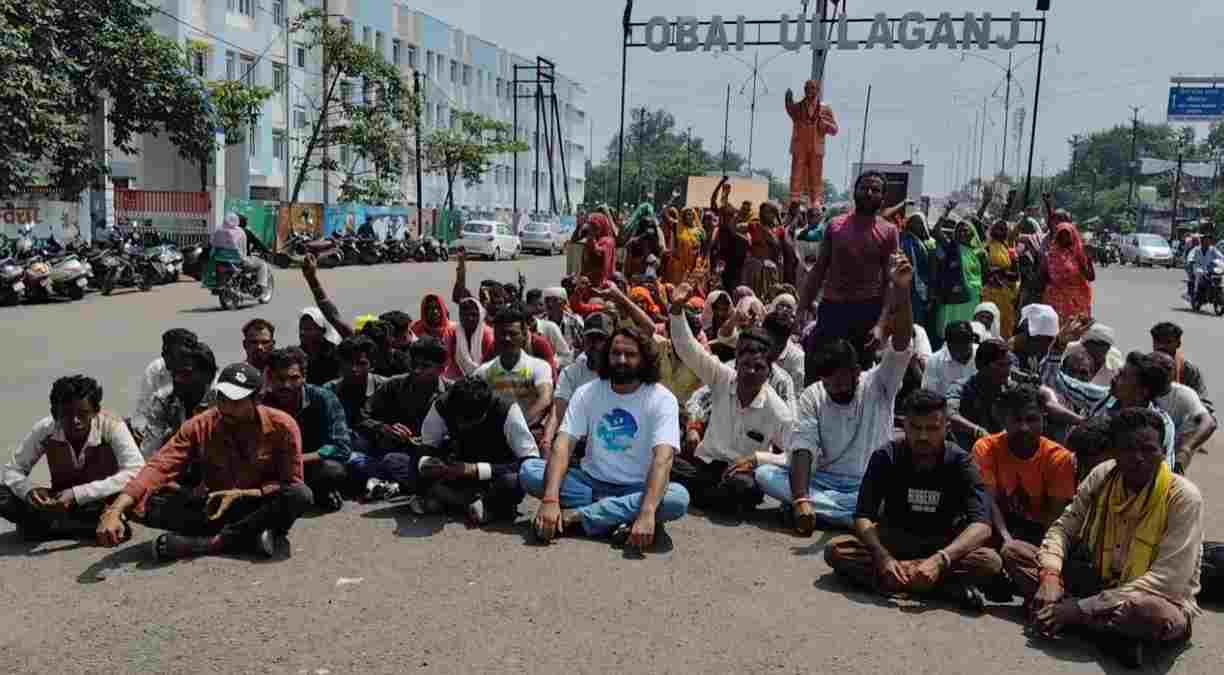 सड़क के अभाव में युवक की मौत: ग्रामीणों ने शव रखकर किया प्रदर्शन, कहा- समय पर इलाज मिलता तो बच जाती जान