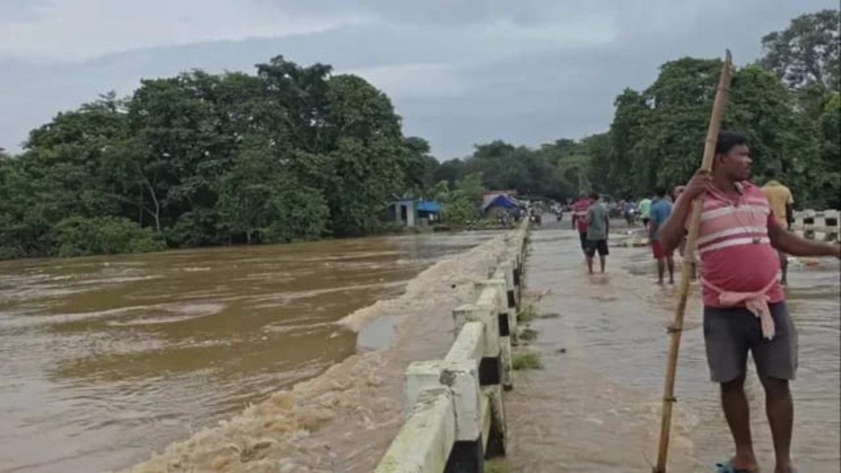 मयूरभंज में बारिश से बाढ़ का कहर: 18 ब्लॉक और बारीपदा जलमग्न, दीवार ढहने से दो महिलाओं की मौत