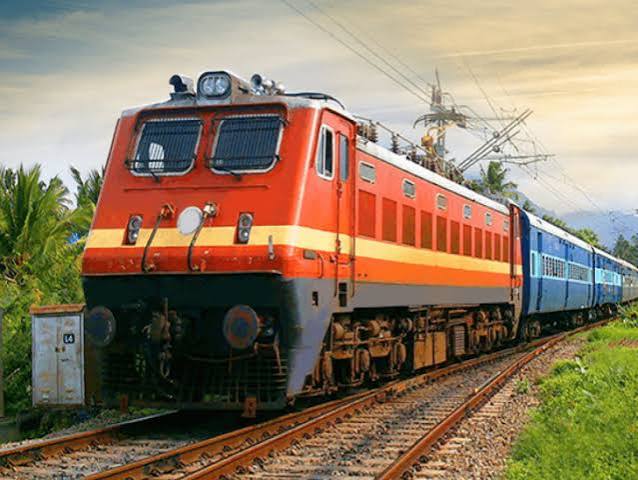 Dhanbad Railway: चोरों ने रेल की OHE व्यवस्था को बनाया निशाना, दो जगह तार चोरी से थमा ट्रेनों का परिचालन, घंटों परेशान रहे यात्री