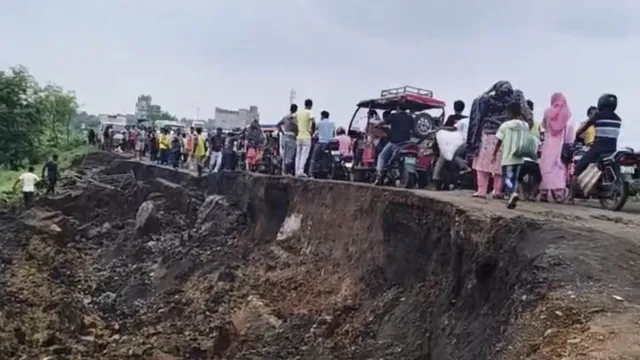 Pakur News: पाकुड़-पश्चिम बंगाल मार्ग फिर धंसा, पलटन ब्रिज के पास सड़क बैठने से बड़े वाहनों की आवाजाही बंद