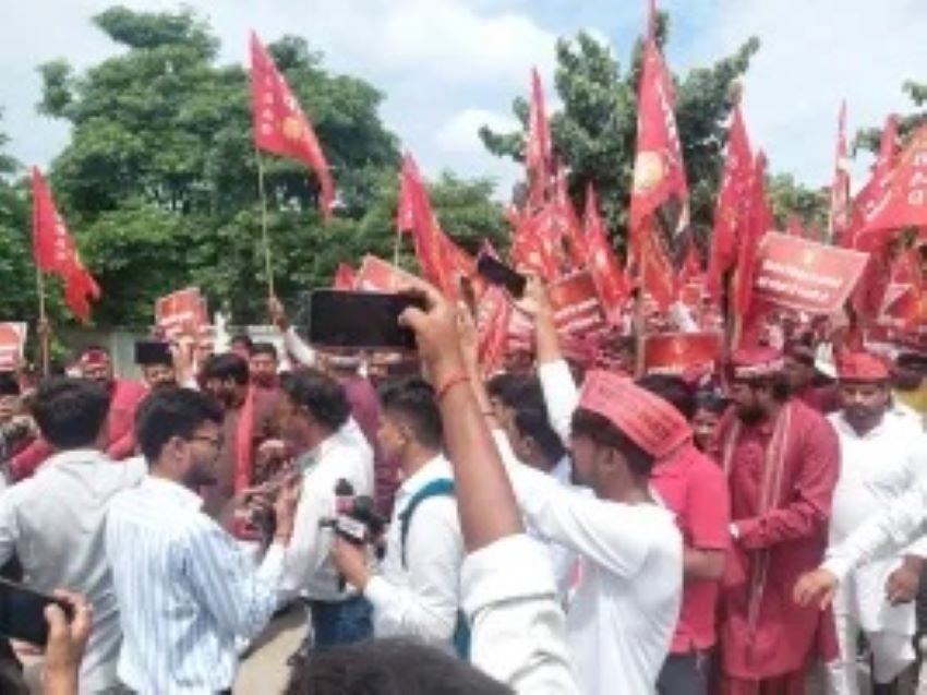 यूपी में हाई-वोल्टेज ड्रामा: पुलिस की घेराबंदी तोड़ गोंडा पहुंचीं पल्लवी पटेल, बाराबंकी में रोके गए चंद्रशेखर आजाद