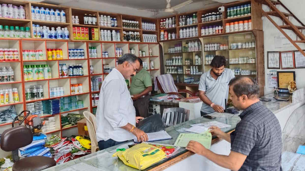 सीजन के बीच कीटनाशक विक्रय केन्द्रों पर बढ़ी सख्ती, एक केंद्र का लाइसेंस किया निरस्त, दो का हुआ निलंबन