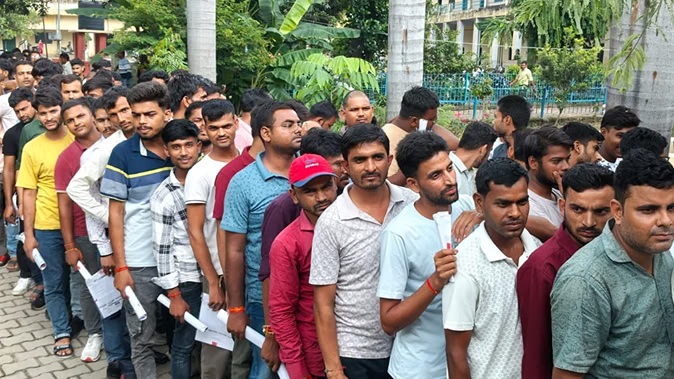 छात्रों के लिए बड़ी खबर! MLC चुनाव के चक्कर में टली PET परीक्षा, जानें अब किन 3 तारीखों में होगा एग्जाम