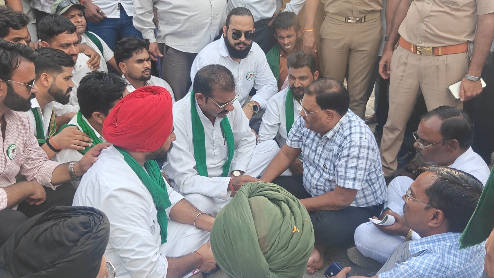 पीलीभीत में किसानों ने हाईवे किया जाम, जमीन पर बैठे सिटी मजिस्ट्रेट; गन्ने का रेट 600 रुपये करने की मांग
