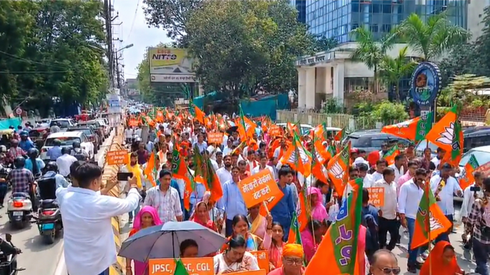 JSSC-CGL: छात्रों की FIR पर BJP का सरकार को अल्टीमेटम, रांची में DC ऑफिस घेरा, CBI जांच की मांग पर अड़ी पार्टी