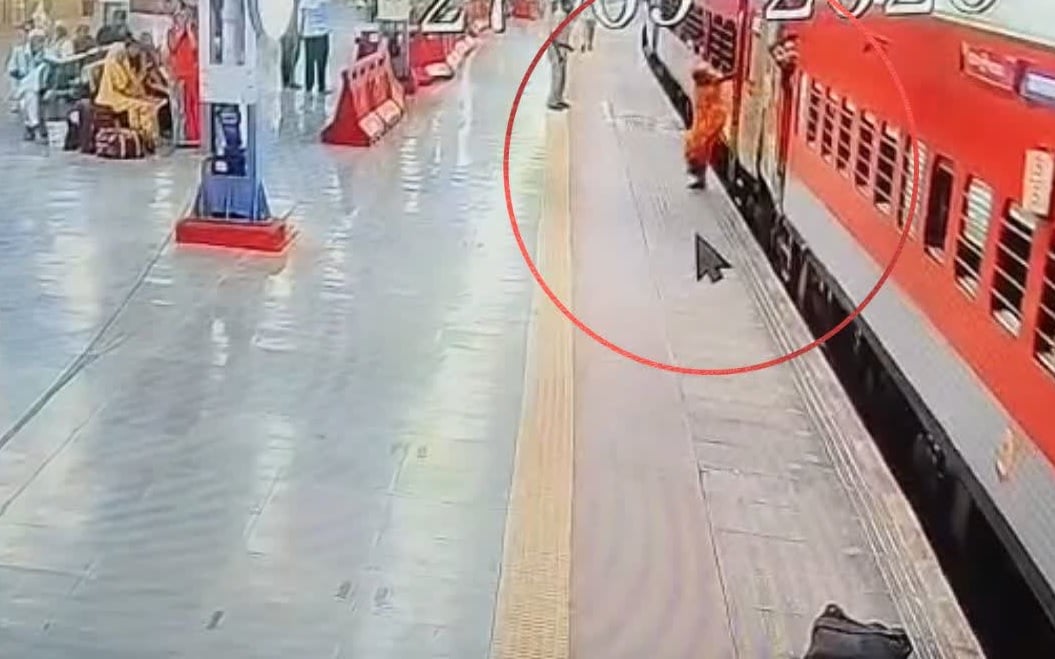 साक्षात ‘देवदूत’ बने RPSF जवान: पहियों के नीचे पहुंच चुकी थी महिला, पलक झपकते ही टल गया खौफनाक हादसा