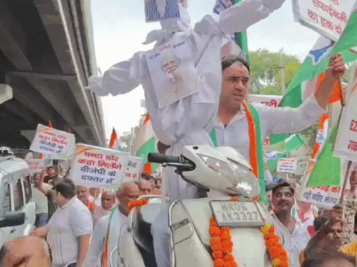 महंगाई के खिलाफ पानीपत में कांग्रेस का प्रदर्शन, ठेले पर स्कूटी रखकर निकले कार्यकर्ता; सरकार का फूंका पुतला