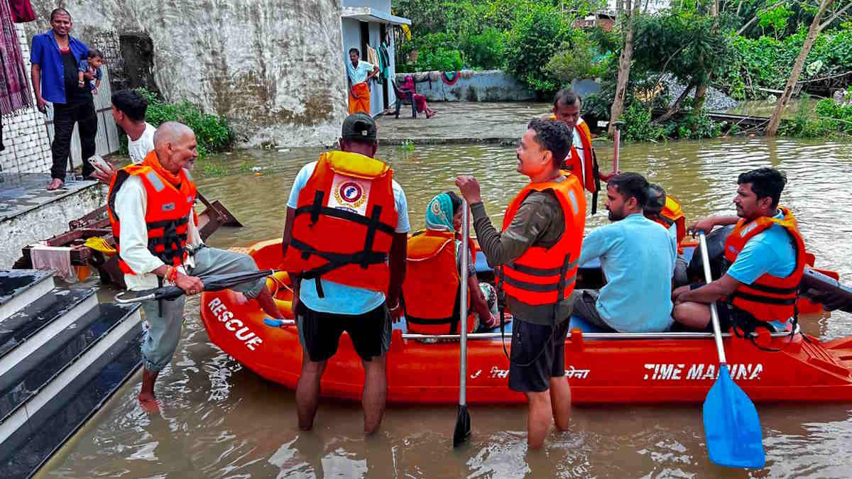 बाढ़ में घिरा राजिम; रावण गांव और नवापारा सोमवरी बाजार में किया रेस्क्यू, घर में फंसे लोगों के साथ 50 को निकाला सुरक्षित