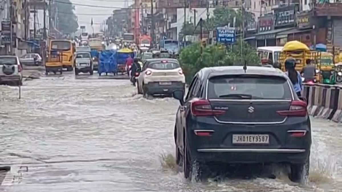Ranchi Rain: लगातार बारिश से रांची बेहाल, सड़कों पर जलजमाव; कई इलाकों में रेंगते रहे वाहन