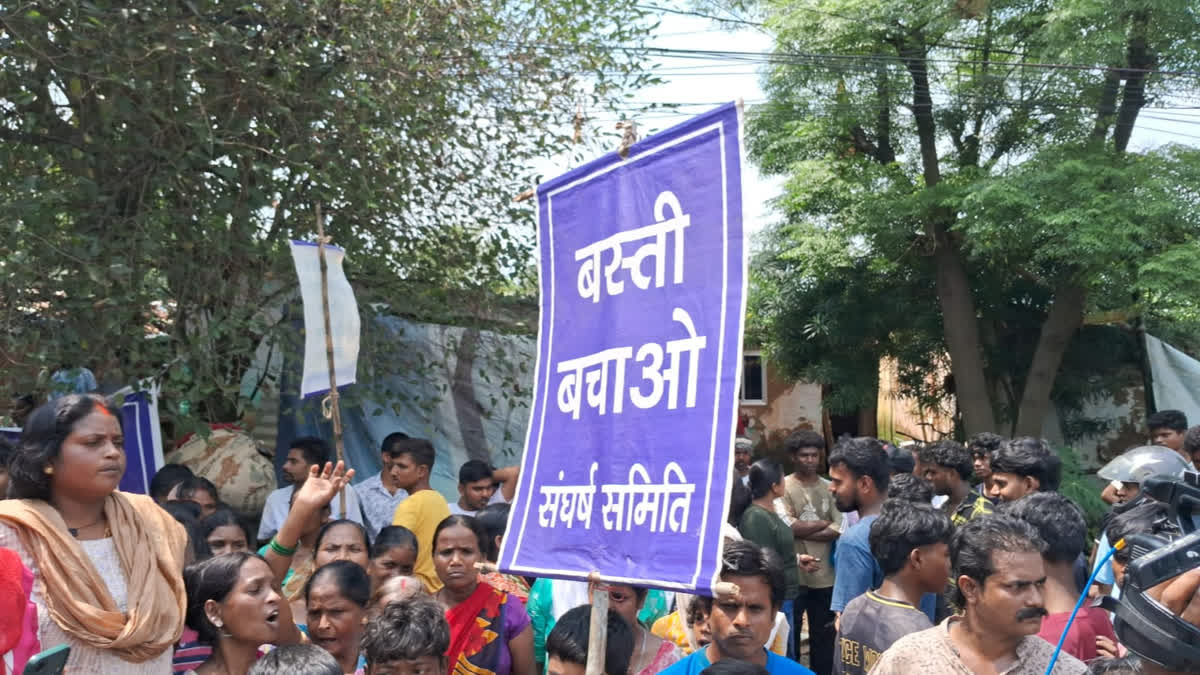 रांची में HEC की जमीन पर अतिक्रमण हटाने पहुंचा बुलडोजर, JCB के आगे बैठ गए लोग, कार्रवाई रुकी