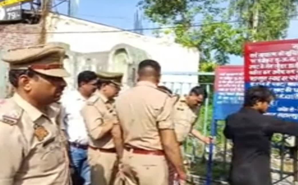 माफिया पर फिर कसा शिकंजा: हाजी इकबाल की 13 कुर्क संपत्तियों पर दोबारा लगे सरकारी बोर्ड, इलाके में हड़कंप