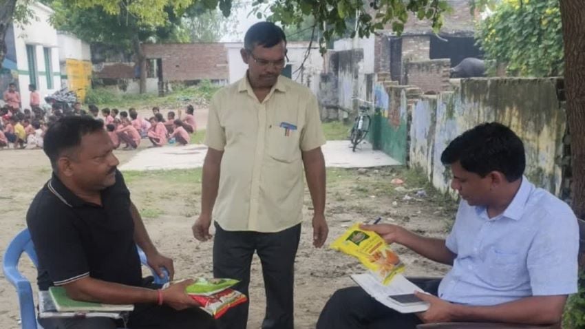 128 स्कूलों में अचानक पहुंची टीम और मच गया हड़कंप! हेडमास्टर तुरंत सस्पेंड, ग्राम प्रधानों पर भी गिरी गाज