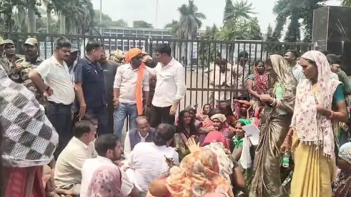 दीपका खदान विस्तार की जद में आ रहे ग्रामीणों ने बुलडोजर कार्रवाई का किया विरोध, उग्र प्रदर्शन के साथ जीएम दफ्तर पर जड़ा ताला…