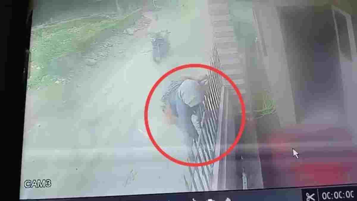 भिखारी के भेष में आया चोर, पहले की डॉक्टर के घर की रेकी, फिर दीवार लांघकर दिनदहाड़े चुराई मूर्ति, CCTV में कैद हुई करतूत
