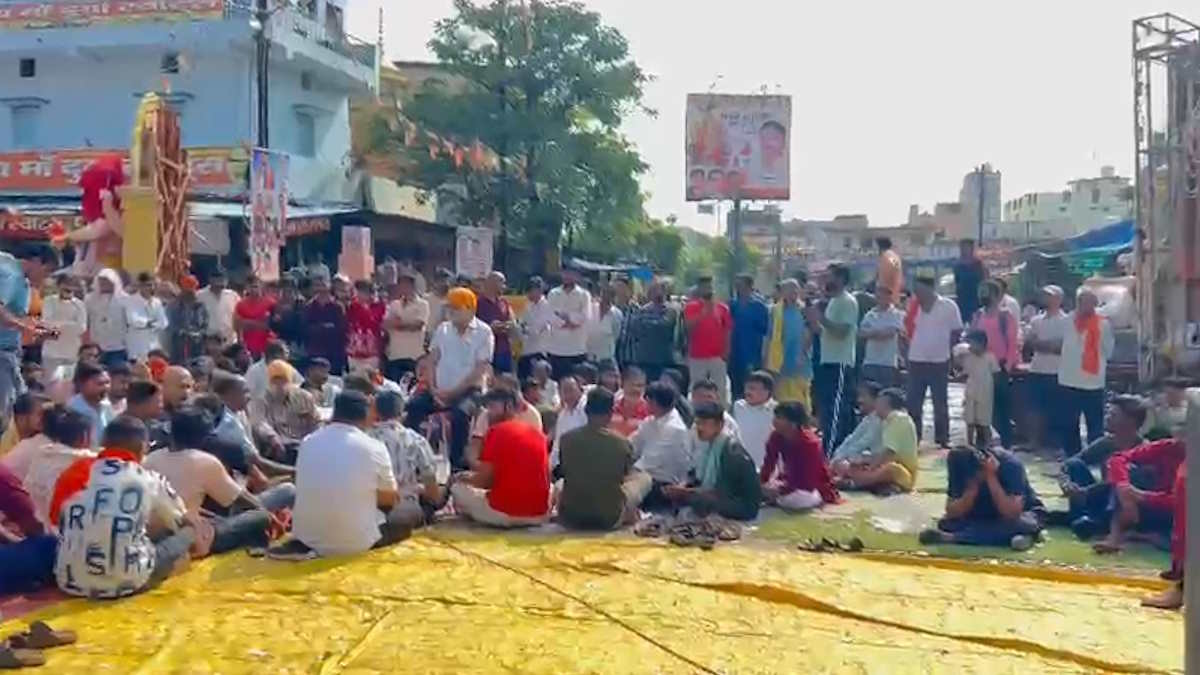 विसर्जन झांकी के दौरान पुलिस लाठीचार्ज पर बिफरे नेता, नेशनल हाइवे किया जाम, संलिप्त पुलिस कर्मियों के निलंबन की कर रहे मांग…