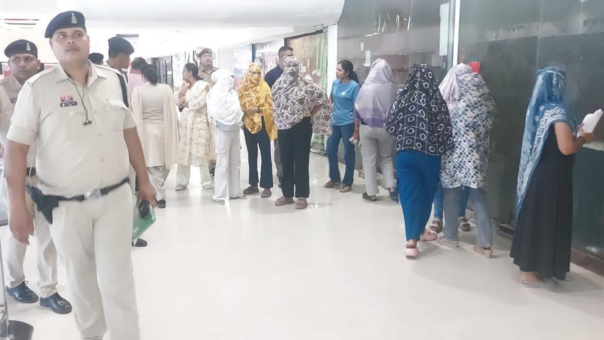 बिजली-पानी बंद करने के बाद भी सूर्या माल में चल रहा था स्पा सेंटर, रेड में मिली युवतियां से भराया बाउंड ओवर