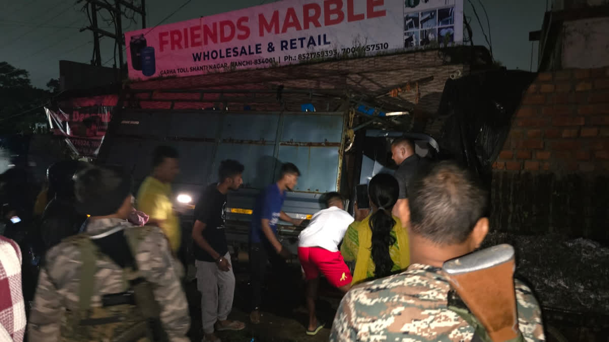 Accident : रांची में तेज रफ्तार मिनी ट्रक बंद दुकान में घुसा, चालक समेत 3 लोग फंसे,क्रेन से हुआ रेस्क्यू