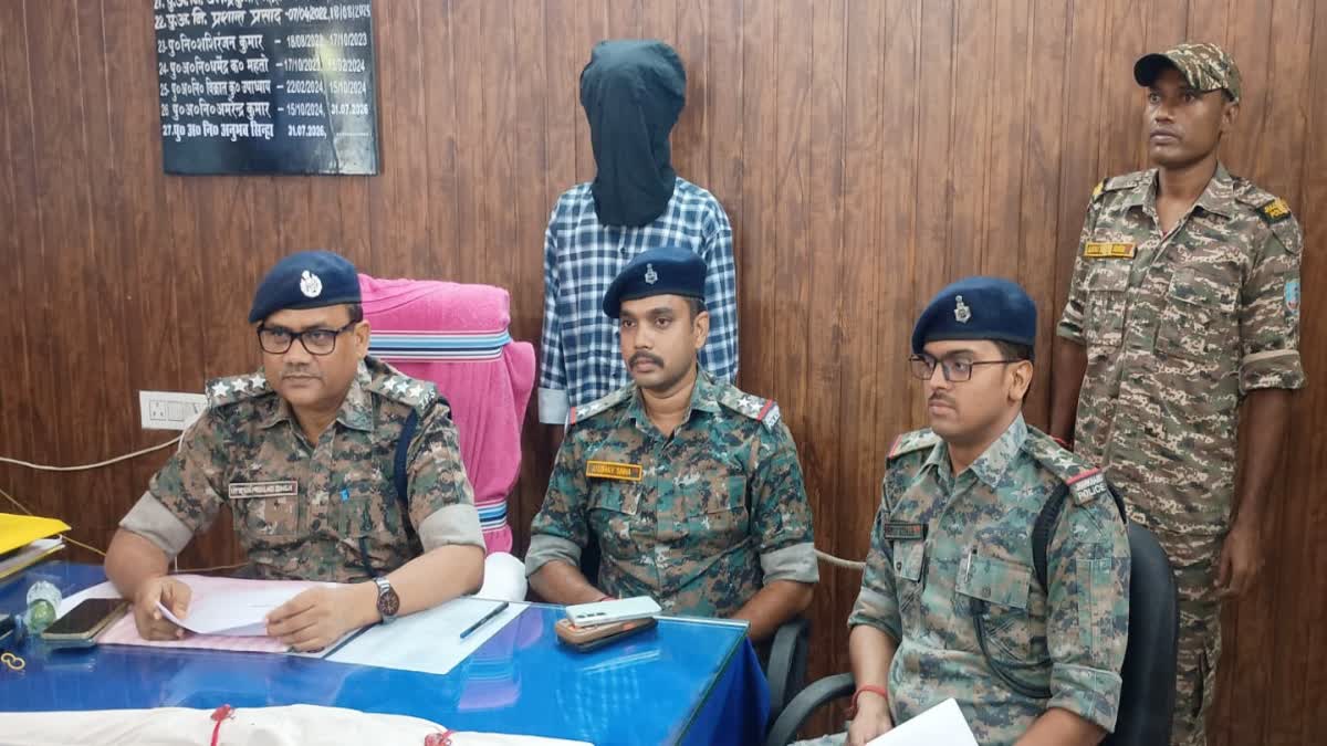 पुलिस को देख भागने लगा टीएसपीसी कमांडर, घेराबंदी कर दबोचा, घर से रायफल बरामद