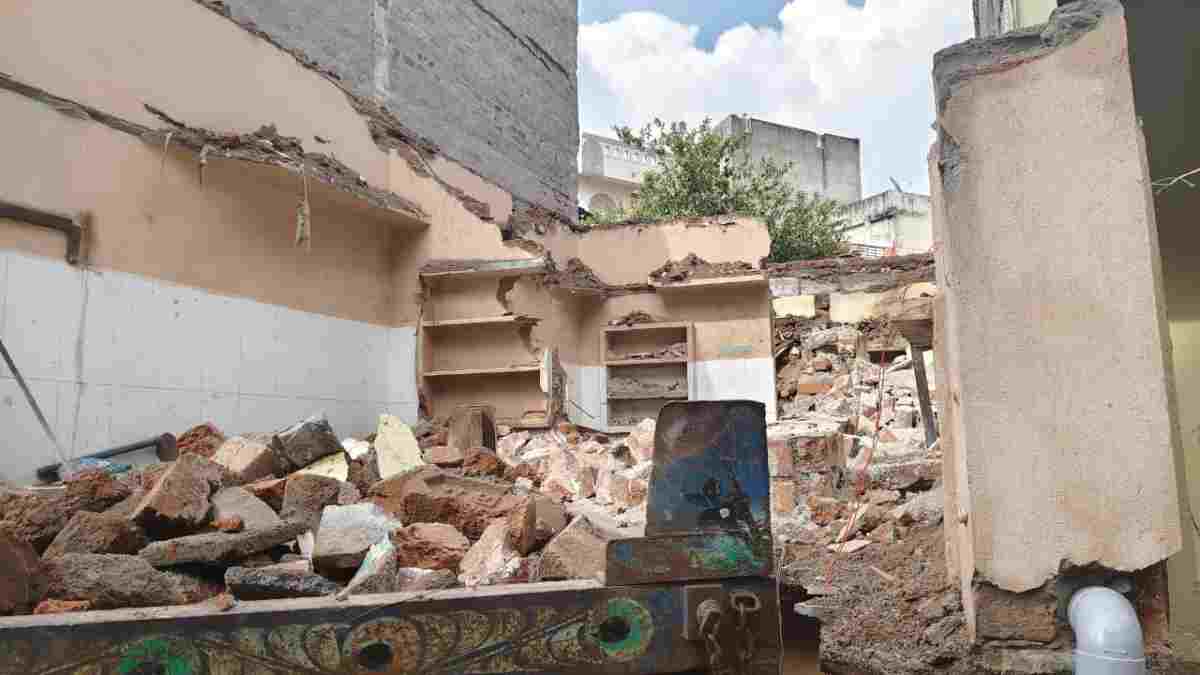 उज्जैन में मकान तोड़ने के दौरान गिरी दीवार, 3 मजदूर दबे, अस्पताल में भर्ती