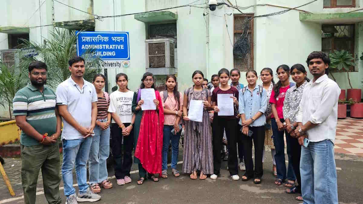 Exclusive: गुरु घासीदास महाविद्यालय में बगैर परीक्षा के परिणाम जारी करने के मामले में जांच पूरी, VC प्रो. शुक्ला ने कहा- कार्रवाई के लिए शासन को भेजी जाएगी रिपोर्ट…