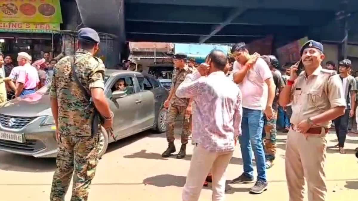 Dhanbad Firing: वासेपुर में गैंगस्टर फहीम खान के भाई पर दिनदहाड़े फायरिंग, महिला समेत 3 को लगी गोली,इलाके में मचा हड़कंप