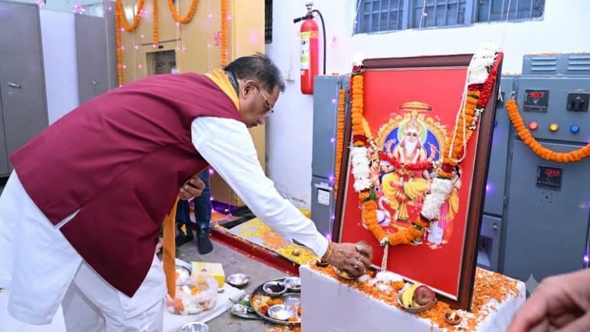 CM साय ने की भगवान विश्वकर्मा की पूजा-अर्चना: कहा- सृजन, कौशल और श्रम के सम्मान का संदेश देती है भगवान विश्वकर्मा की आराधना
